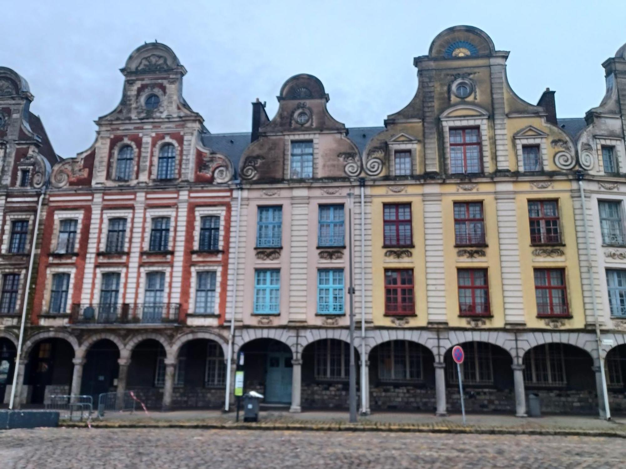 Au Coeur De La Grand Place Аррас Экстерьер фото